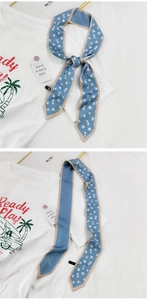 Foulard étroit bleu avec texte Love Yourself et motif floral sur un t-shirt blanc