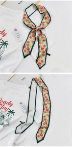 Vue détaillée du foulard Twilly à fleurs avec texte Love Yourself et bordure verte