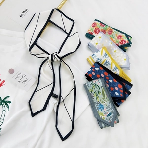 Foulard long en soie pour cheveux avec motifs géométriques et floraux sur fond blanc