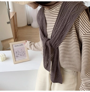 Nahaufnahme von braunem Strickschal mit Lochmuster und feiner Textur für Damen