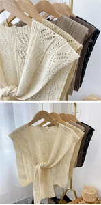 Detailaufnahme des Retro-Häkel-Strickschals mit aufwendigen floralen Hohlmustern