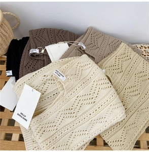 Nahaufnahme von hohlgestrickten Schals in mehreren Farben mit Mustern und Texturen