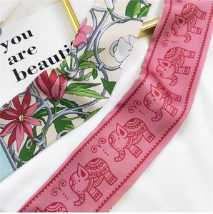 Détail de foulards en soie française aux motifs floraux et éléphants pour le style