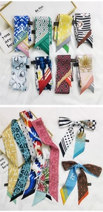Gros plan de divers foulards twilly en polyester style français aux motifs variés