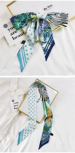 Détail d'un foulard en soie style français avec motifs floraux et zébrés noué en ruban