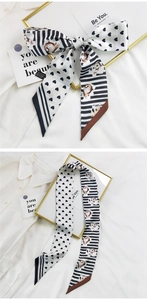 Détail d'un foulard en soie français noué avec des motifs de chat et de petits cœurs