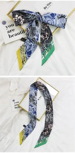 Détail d'un foulard en soie paisley bleu avec des accents géométriques colorés