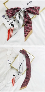 Détail macro du foulard en soie française aux motifs bordeaux et lettrage élégant