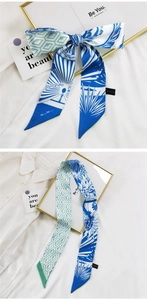 Détail d'un foulard en soie imprimé bleu et blanc noué en nœud avec des motifs géométriques
