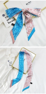 Détail du foulard en soie polyester bleu et rose avec lettrage et étiquette