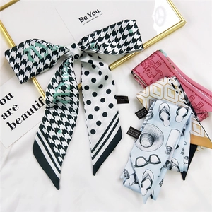 Foulard en soie style français avec motifs géométriques pied-de-poule et pois élégants