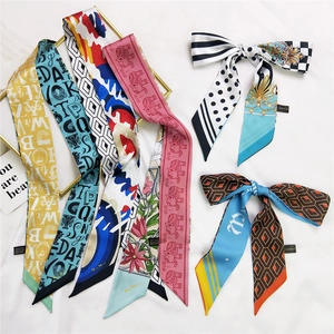 Élégant foulard en soie française aux motifs floraux et géométriques variés