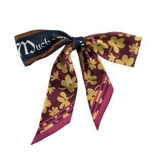 Foulard cheveux en soie au style français avec motif floral et nœud papillon rouge