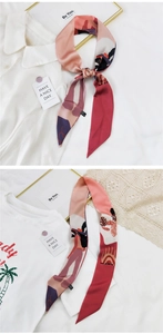 Détail d'un foulard étroit en satin artistique avec imprimés abstraits pour femmes