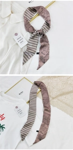 Détails d'un foulard twilly étroit à double face avec motifs de losanges et de fleurs
