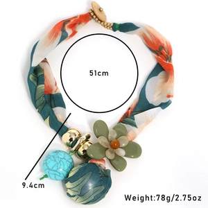 Détail du collier fleur en tissu bohème avec longueur 51cm et pendentif de 9,4cm