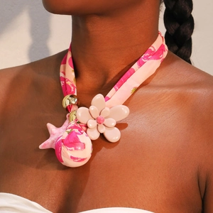 Ras de cou en tissu floral rose avec pendentif fleur en résine et étoile de mer