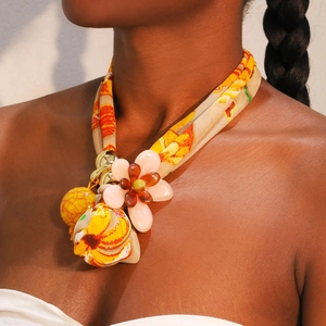 Collier bohème en tissu à fleurs avec foulard jaune et pendentif fleur rose