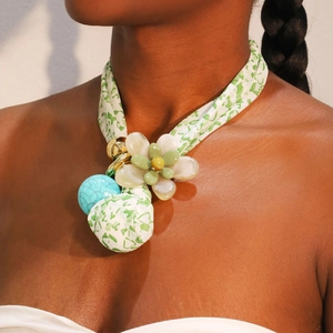 Collier ras du cou bohème en tissu avec pendentif fleur et perle bleue