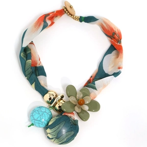 Collier bohème en tissu avec imprimé soie vert et pendentif fleur en résine pour femme