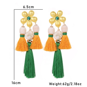 Detailansicht bunter Boho-Quastenohrringe mit Abmessungen von 16 cm Länge und 6,5 cm Breite