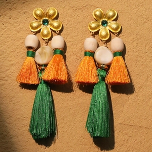 Boho-Ohrringe mit Blumenmuster, grünem Edelstein und bunten gestuften Quasten-Details