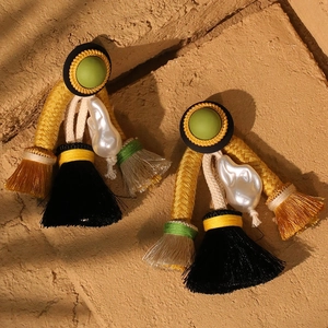 Boucles d'oreilles bohèmes avec disque vert, perle baroque et pompons noir et or