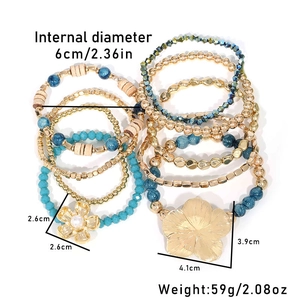 Detailansicht eines böhmischen Perlenarmband-Sets mit goldenen Blumen und blauen Perlen