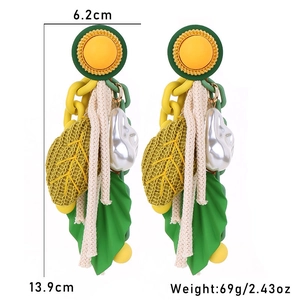 Détails des boucles d'oreilles feuilles montrant la longueur 13,9cm et poids 69g