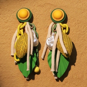 Boucles d'oreilles feuilles à pompons avec tricot jaune et perles blanches