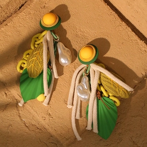 Boucles d'oreilles bohèmes avec feuilles, clous jaunes, tissage et perles pendantes