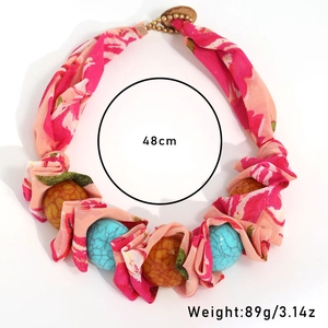 Détail du collier bohème en tissu avec bouton en bois et un poids de 89 grammes