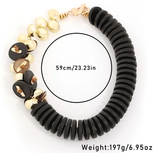 Détail du collier en noix de coco montrant la longueur de 59cm et le poids de 197g