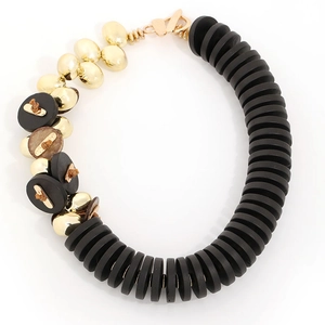 Collier artisanal en noix de coco avec perles noires et touches dorées vue à plat