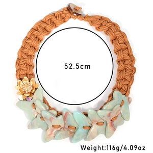 Collier ras du cou tissé main avec papillons en résine et guide de mesure