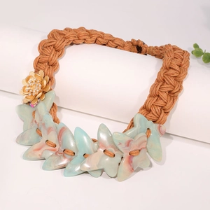Collier ras de cou tressé avec papillons effet marbre et décoration de fleur dorée