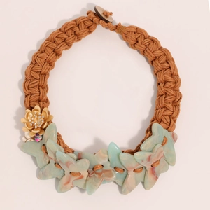 Collier ras de cou bohème tressé à la main avec pendentif fleur en résine et strass