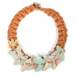 Collier bohème tissé main avec grands papillons marbrés et détails de fleurs dorées