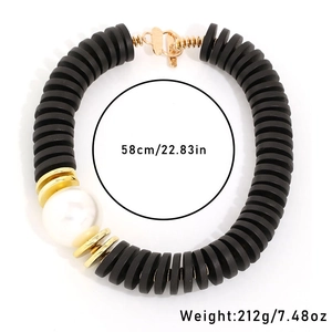 Dettaglio della collana di 58 cm in grani di cocco con perla grande e chiusura a T