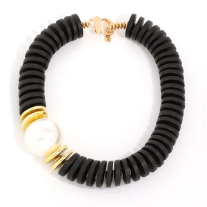 Collana artigianale con grani di cocco neri, perla grande e chiusura a levetta OT dorata
