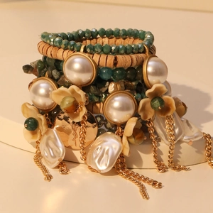 Bracelet multicouche élastique avec perles vertes, fleurs crème et glands dorés élégants