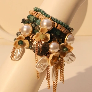 Bracelet bohème multicouche avec perles, breloques fleuries et perles vertes facettées