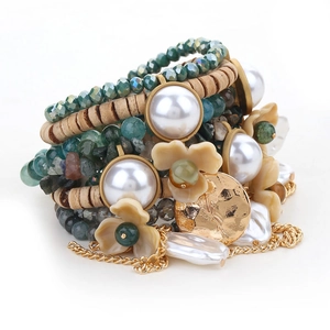 Bracelet multicouche bohème avec perles vertes, perles nacrées et fleurs
