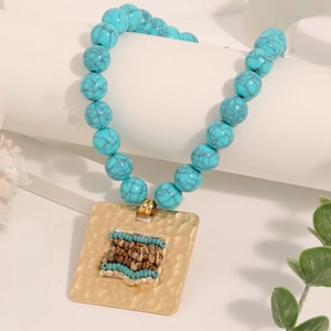 Collana boho con perline turchesi e pendente quadrato in oro martellato con pietre
