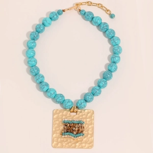 Collana etnica di perle blu con pendente quadrato dorato martellato e mosaico intarsiato