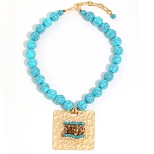 Collana etnica con perle blu stile turchese e un ciondolo quadrato in oro martellato