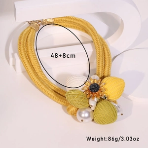 Detail der handgefertigten Sonnenblumenkette mit Perlen, Größe 48+8cm und Gewicht 86g