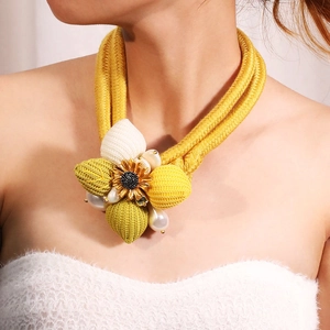 Handgefertigte senfgelbe geflochtene Halskette mit Sonnenblumen- und Perlendetails