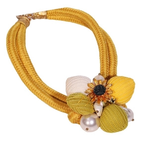 Handgefertigte gelbe Kordelkette mit Perlen, Sonnenblume und gewebten Stoffanhängern