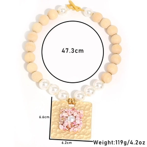 Collier artisanal perles de bois et de nacre avec un grand pendentif carré doré